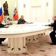“Reunión de trabajo” entre el presidente Vladimir Putin (derecha), el consejero de Estado chino y ministro de Defensa, el general Li Shangfu (izquierda), y el ministro de Defensa ruso, Sergei Shoigu, Moscú, 16 de abril de 2023