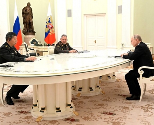 “Reunión de trabajo” entre el presidente Vladimir Putin (derecha), el consejero de Estado chino y ministro de Defensa, el general Li Shangfu (izquierda), y el ministro de Defensa ruso, Sergei Shoigu, Moscú, 16 de abril de 2023