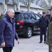 El presidente ruso Vladimir Putin (L) llega a la sede del Grupo de Fuerzas Dnepr, Óblast de Kherson, 17 de abril de 2023